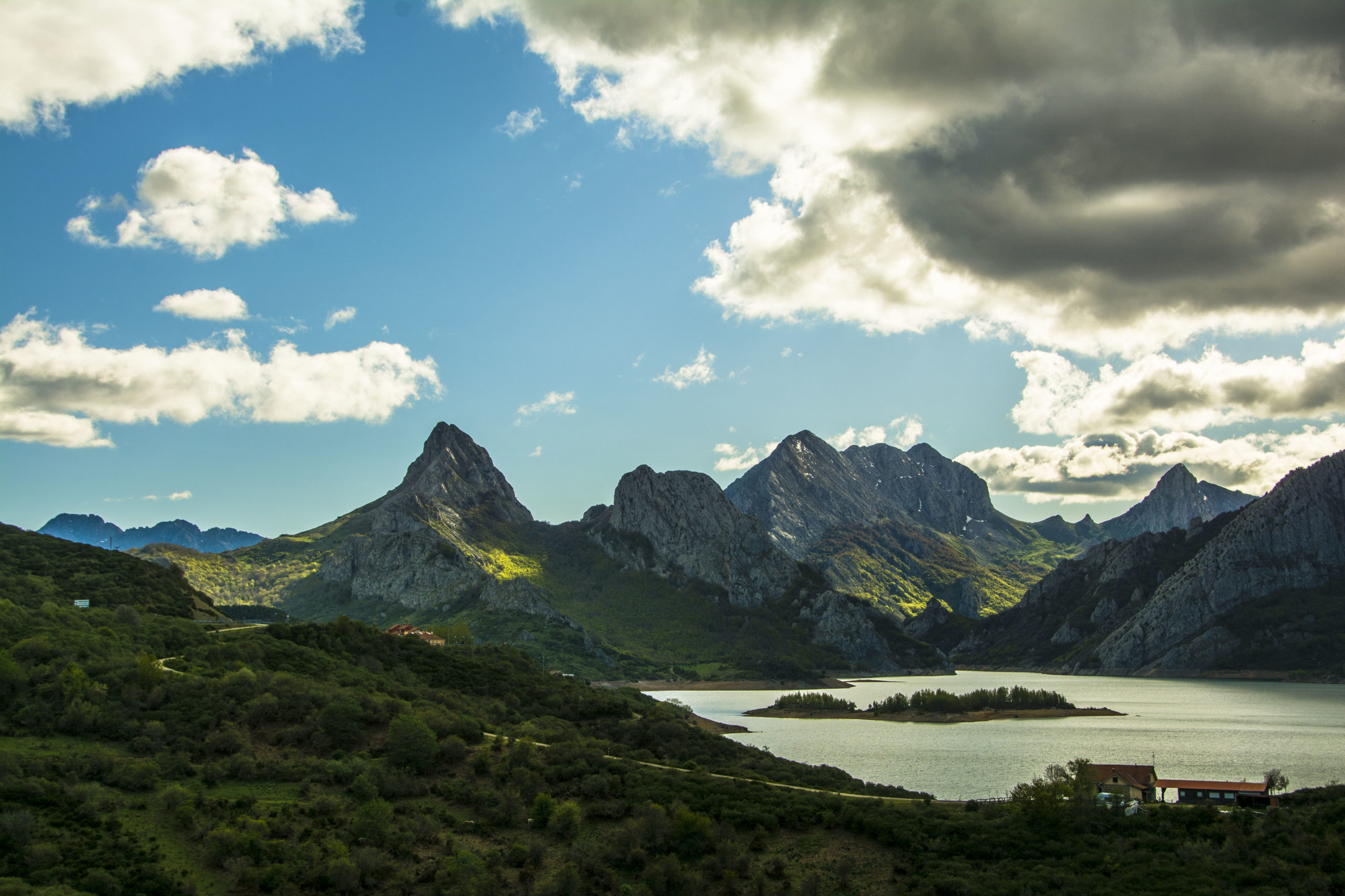 Pico Gilbo Montana De Riano El Albergue De Cain